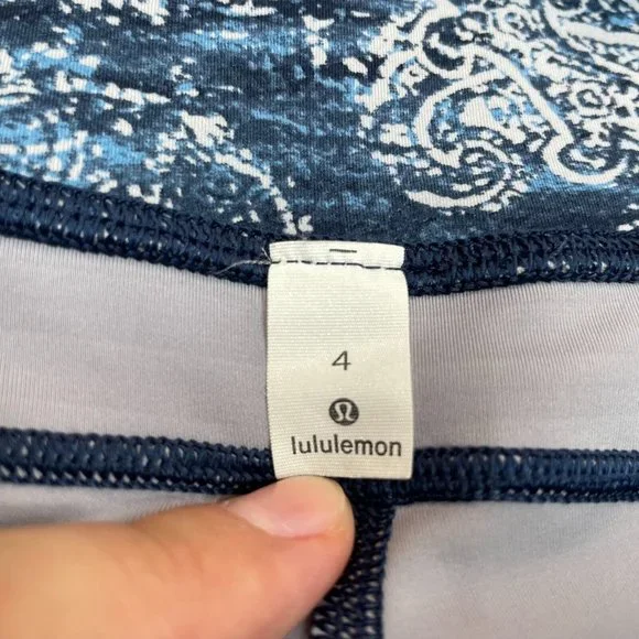 Lululemon In Movement Leggings 4 Blue Gray Paisley 7/8 Athletic Gym Workout - Picture 13 of 13